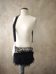Sac bandouliere fausse fourrure /tissus léopard