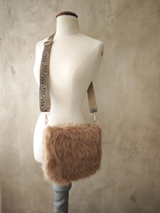 Sac bandoulière fausse fourrure